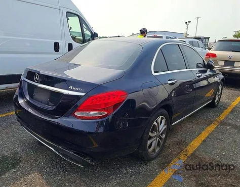 2017 Mercedes-Benz C 300 4Matic z USA, uszkodzony, nr VIN 55SWF4KBXHU216920